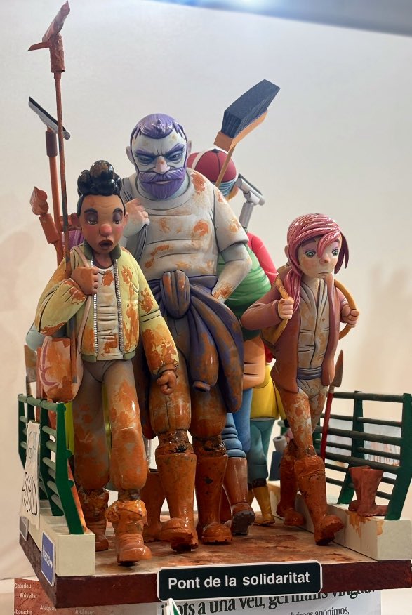 Com ha d’estar la cosa perquè guanye l’indult per votació popular una composició sense güelos, gatets, blondes o vestits de fallera sinò amb una estètica moderna allunyada del paradigma de tercermundisme cultural dominant des de fa dos dècades!