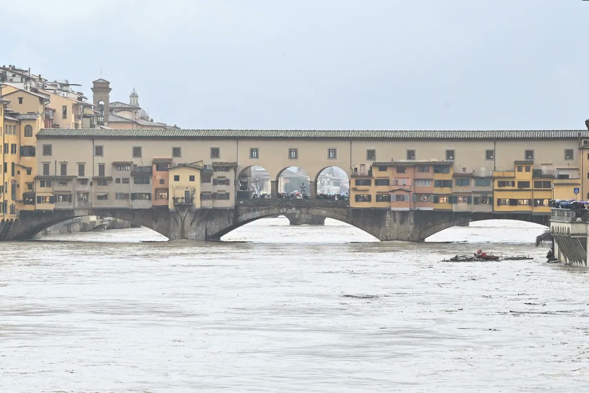 Italy on red alert as torrential rain triggers Tuscan floods bloomberg.com/news/articles/… via <a href="/joewertz/">joe wertz</a> <a href="/FlaviaRotondi/">Flavia Rotondi</a>