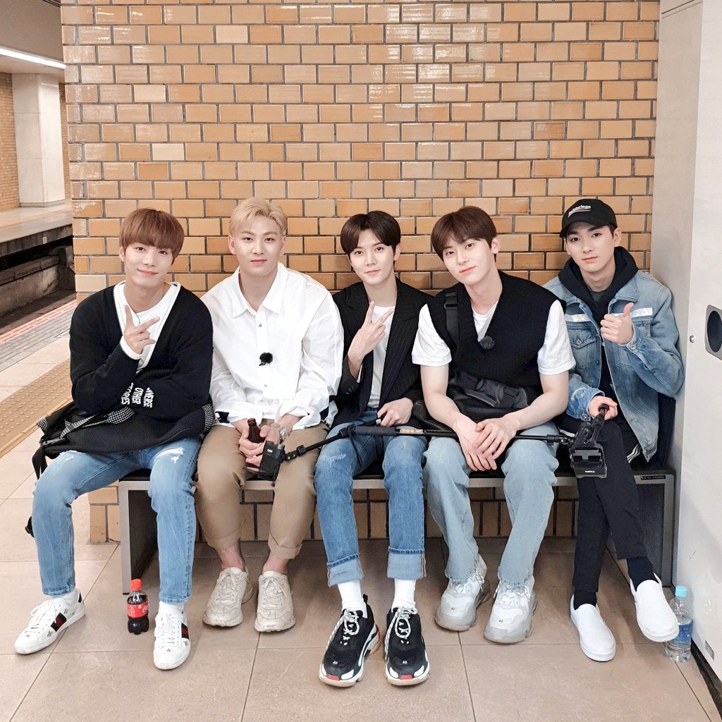 eunbi010809's tweet photo. 뒤돌아보니 우리 오빠들 같은 아티스트가 없더라고요..
#뉴이스트_데뷔13주년_축하해
오빠들 덕분에 저의 학창 시절이 행복했어요.
#NUEST_13TH_ANNIVERSARY
각자 어떤 길을 가든 항상 응원할께요.
#뉴이스트 #NUEST
사랑합니다❤ 러브가. https://t.co/fJyeZ5gzod