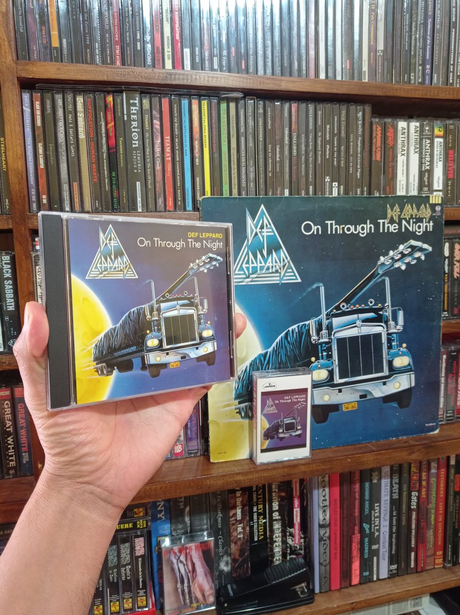 XIBILXIC's tweet photo. 45 años saludando a américa 😆😆 se referían a estados unidos los @DefLeppard 🇬🇧 pero conquistaron al mundo entero 🤘😎  #OnThroughTheNight #80sRock #HelloUSA #RockBrigade #vinylrecords #vinylcommunity #CassetteMania #FlashbackFriday https://t.co/Tfts2q9uhl