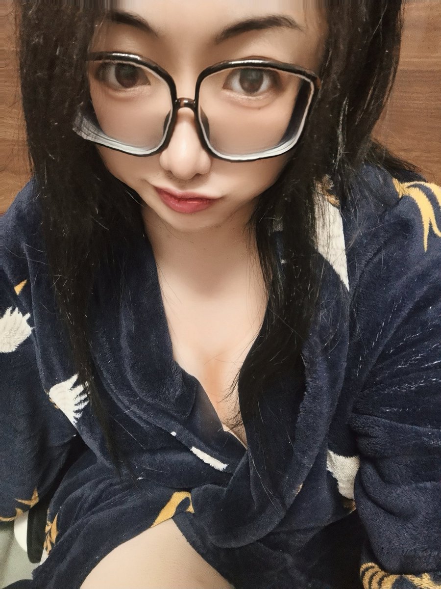 果然，早该换超大的眼镜，这样脸看起来小多了