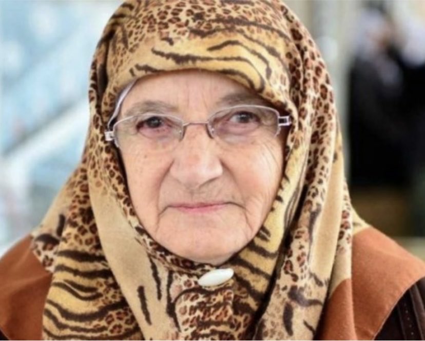 Acıların hüznün direnişin ve umudun Barış Annesi Sakine Arat yaşamını yitirdi. 7 çoçuğunu toprağa verdin barışı görmeden gittin 😞
Sakine annenin adı barışın adı olarak saygı ve özlemle anılacak.
#SakineArat #Diyarbakır