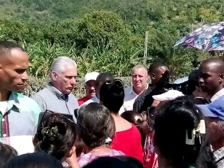 Nuestro Presidente <a href="/DiazCanelB/">Miguel Díaz-Canel Bermúdez</a> intercambia con pobladores del municipio #Antilla en #Holguin