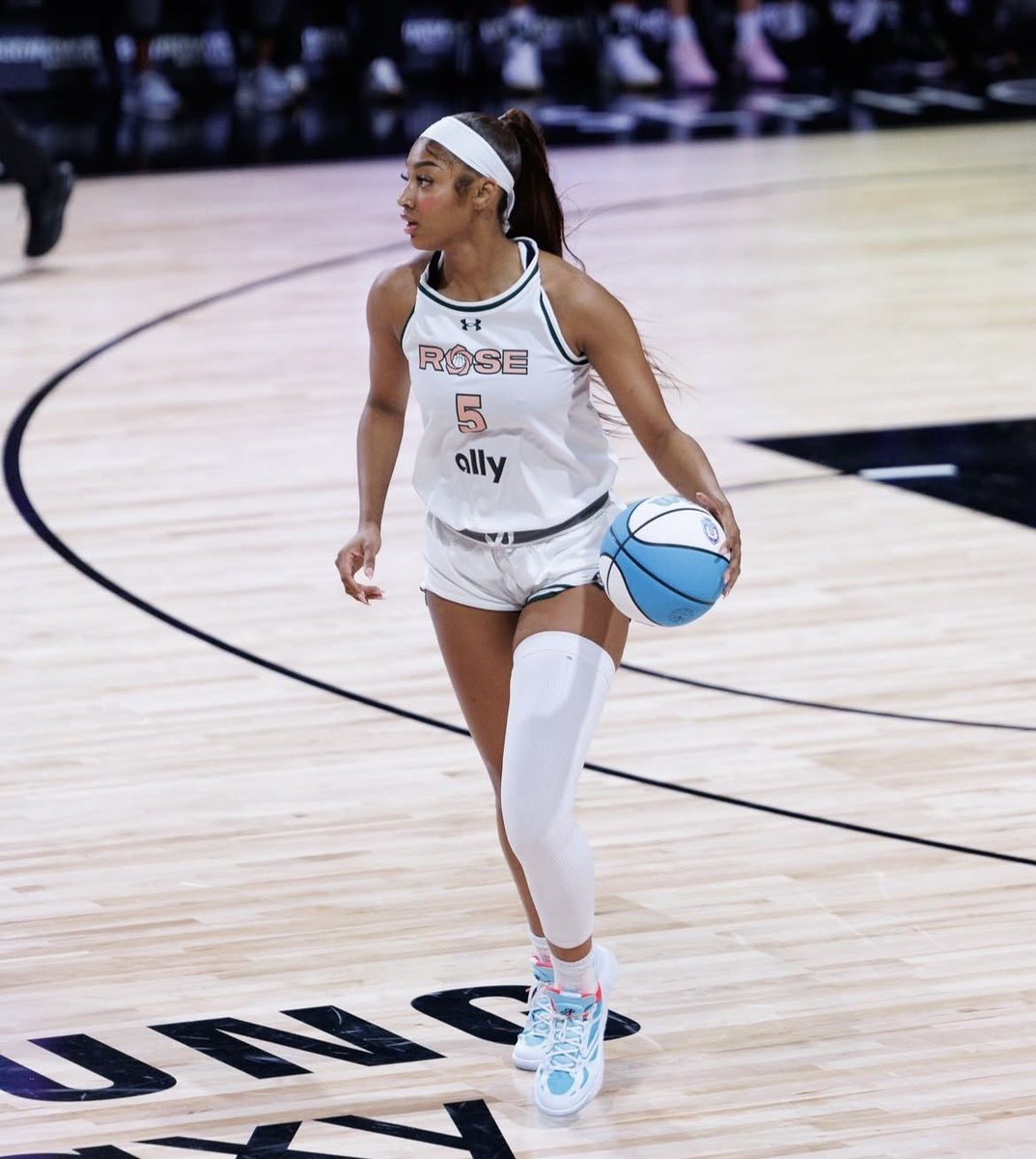 chicagosky's tweet photo. it’s lonely at the top… 🌹

our Chitown Barbie secures her spot on the All-Unrivaled Second Team! 

🥇1st in rebounds 
🥇1st in rebounds per game 
🥇1st in offensive rebounds
🥇1st 20-20 game in Unrivaled history 
🥈2nd in double-doubles 

@Reese10Angel | @Unrivaledwbb https://t.co/WMpIGUqTVu