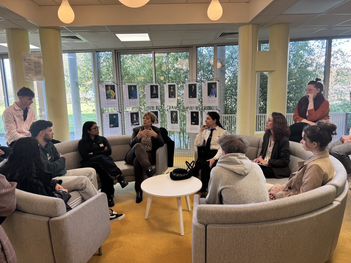 #ToutesEtTousEgaux | 👉 Ce vendredi 14 mars 2025, Emmanuelle Dubée, préfète des #DeuxSèvres a échangé avec les lycéens de la Venise Verte aux côtés de Sophie Lacote, procureure, Jacqueline Cazorla, directrice départementale de la Police Nationale et Véronique Guggiarri,