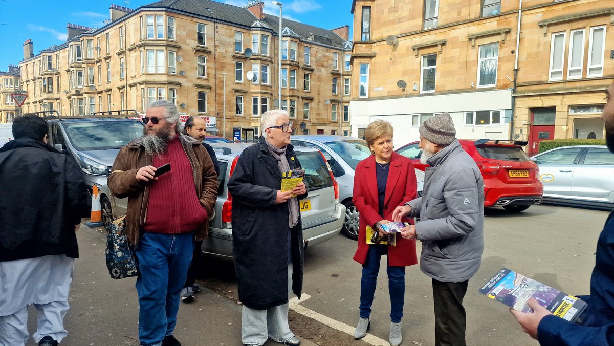 ShaziaBabarSNP's tweet photo. ๐ด๓ ง๓ ข๓ ณ๓ ฃ๓ ด๓ ฟ๐ We had a fantastic campaign session in Govanhill this afternoon, with great engagement from the congregation of @AFECCSCOTLAND in support of our @SouthsideSNPs candidate, @MhairiHunter.
๐ณ Cast your vote for #Hunter1 on Thursday, March 20th.
@theSNP @Belic
@SNPforGlasgow https://t.co/qsVbl8QNd5