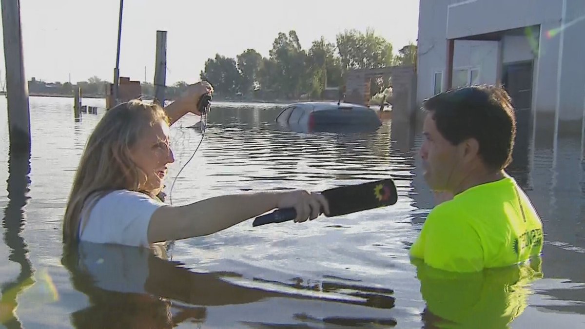 GrupoClarin's tweet photo. Tras del trágico temporal que dejó al menos 16 muertos y tres personas desaparecidas en la ciudad de Bahía Blanca y alrededores, nuestros medios pusieron a disposición sus espacios periodísticos y publicitarios para que las organizaciones que juntan donaciones puedan ampliar su comunicación.

Además, nuestros equipos periodísticos viajaron al lugar de los hechos para concientizar a la sociedad sobre la gravedad de la situación mostrando las terribles consecuencias del temporal. Dieciséis periodistas trabajaron desde Bahía Blanca en coordinación con las redacciones de cada medio.

¿Cómo donar?
A través de la página de @sifundacion y @CaritasAR