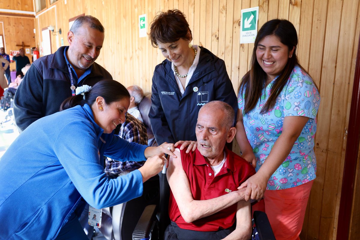 #TodosPorLaVacunación 
¡Nos protegemos para el invierno! 
En el ELEAM de #Lebu, la ministra de Salud, Ximena Aguilera, junto al <a href="/seremisalud8/">SeremiSaludBiobío</a>, encabezaron operativo de vacunación a personas mayores, que son parte de los grupos de riesgo.