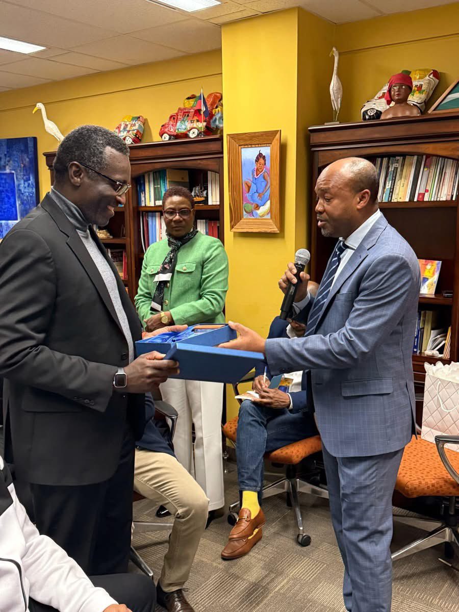 EmbHaiti_ca's tweet photo. Plusieurs personnalités et organisations de la communauté ont rendu un hommage appuyé à l’Ambassadeur Weibert Arthus @arthuweb à l’occasion de la fin de sa mission au Canada. Il s’agit entre autres du Collectif des Intervenants Sociaux Haïtiens d'Ottawa , Le Club des Étudiants Haïtiens de l'Université d'Ottawa @CEHUO , le club des étudiants haïtiens du collège la Cité, l’artiste @jjeanroosevelt , Nxtaz Agency @TasmaDalton , Banfest, Samuel Bernadin, Lydia Fleuriomond, qui ont salué le départ de l’ambassadeur Arthus en lui remerciant pour sa proximité avec la communauté pendant sa mission au Canada.