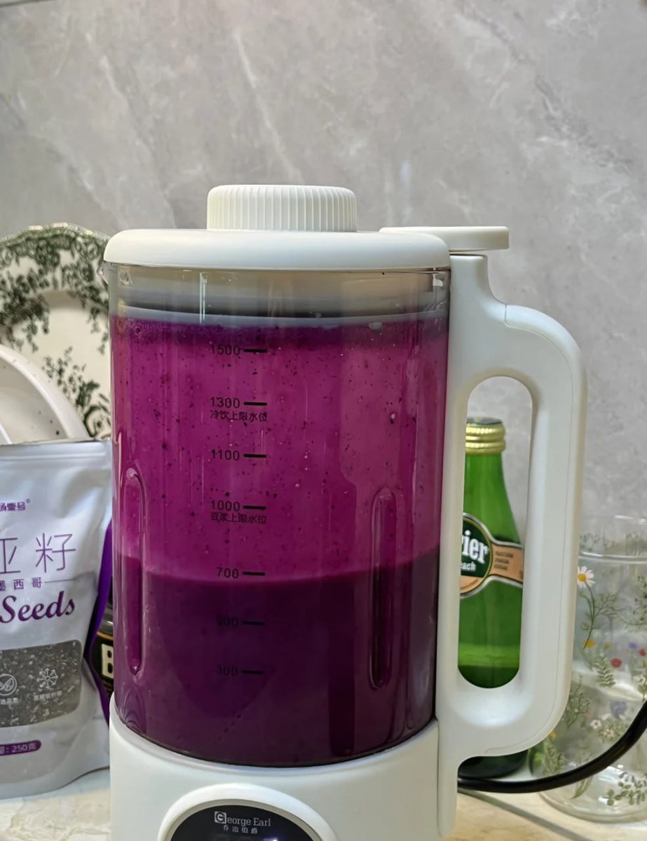 Design_maker21's tweet image. Preparing a vibrant smoothie with dragon fruit, bananas, blueberries, and chia seeds.