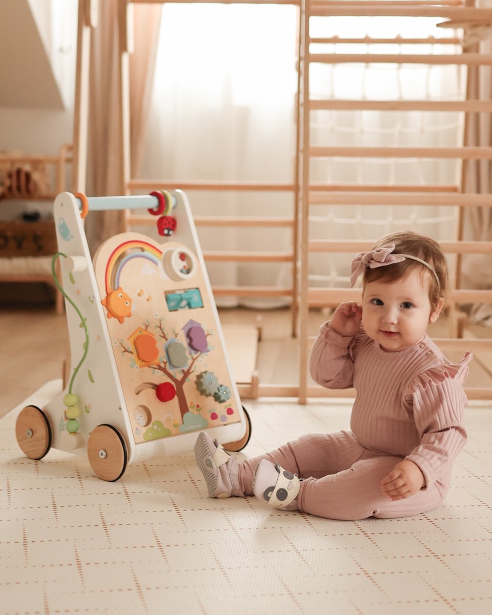 Step into adventure with this beautifully crafted wooden activity walker 🌈 The perfect gift for toddlers to explore the world around them while building confidence in those first steps! 📸 @kozlowskie_

#firststeps #play #toddlertoy #fun #woodentoy #walker #earlylearning #toy