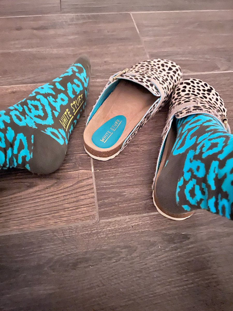 Today’s Fashion Friday is not a throwback, but a “Back to 85” fashion collection for <a href="/WhiteStuffUK/">White Stuff</a> .  We dressed up in the half-zips and tees we loved back in the day! I couldn’t resist these slides and socks… a winning combo, don’t you think? 🤩

Happy Friday! 🎉 What are you