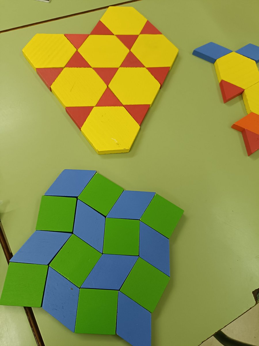 willhek1's tweet image. Ja portem tota la setmana amb jocs matemàtics del @MMACA_cat a les hores del pati.
Així és com queda l'aula quan ja han sortit tots! 😍😍
#DiaDePi #IDM #idm314