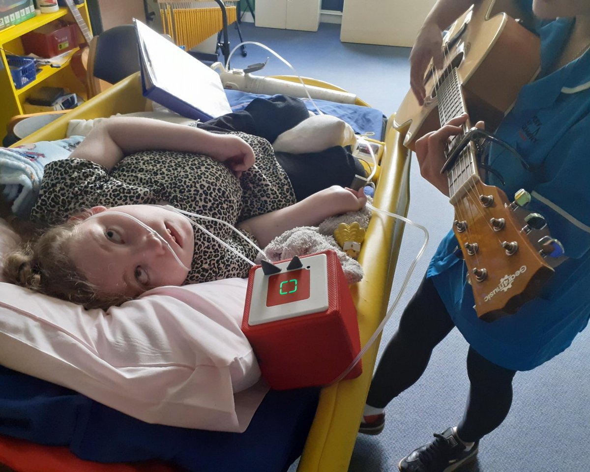 Our #LittleStars Eva and Sophia really enjoyed their recent fun session with our fab music therapist Bethany!

👉You can also use music to show your support for our care work, by downloading the beautiful song by the Little Stars Choir at brnw.ch/21wRl4P 🎶🌟

#NIHospice