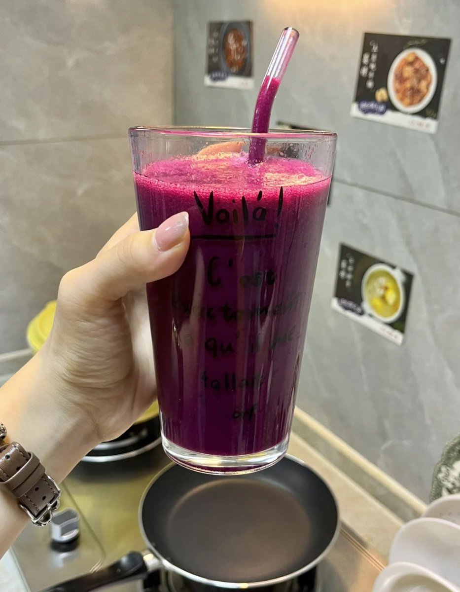 Design_maker21's tweet image. Preparing a vibrant smoothie with dragon fruit, bananas, blueberries, and chia seeds.
