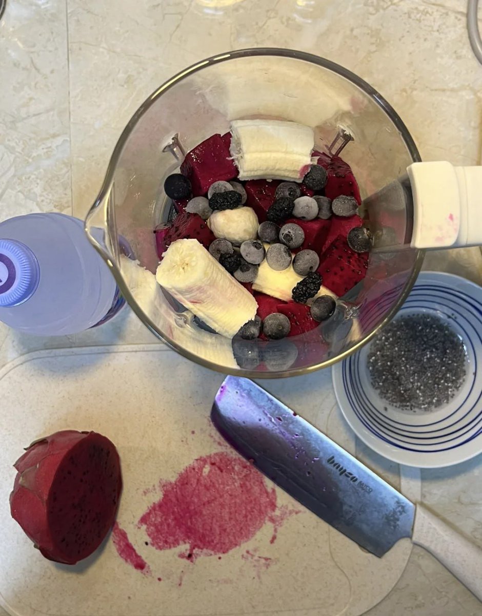 Design_maker21's tweet image. Preparing a vibrant smoothie with dragon fruit, bananas, blueberries, and chia seeds.