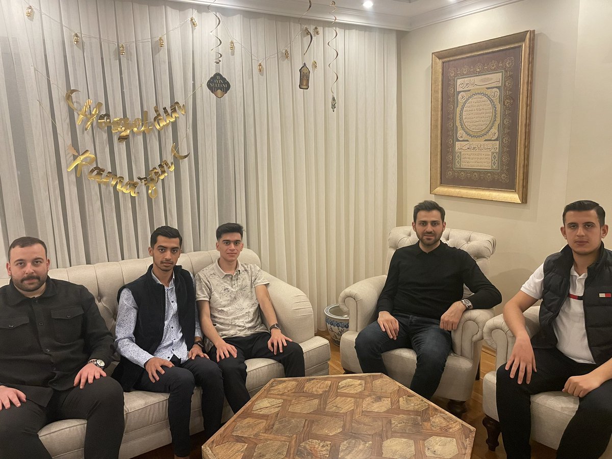Medipol Üniversitesi ve Üsküdar Üniversitesinde eğitim gören genç kardeşlerimizi iftarda evimizde misafir ettik. 🌙

Hanemizi bereketlendiren kıymetli kardeşlerime çok teşekkür ediyorum.