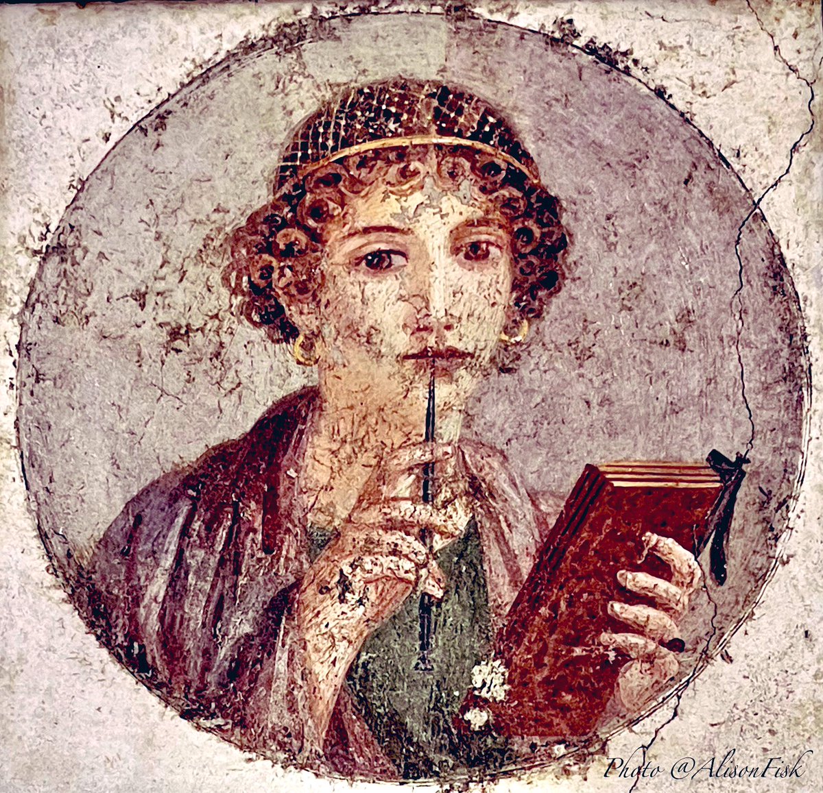 AlisonFisk's tweet image. The so-called ‘Sappho Fresco’ from Pompeii.
A beautiful Roman painting of a woman holding a writing tablet, and a stylus pen raised to her lips in thoughtful contemplation, 1st-century AD.
Museo Archeologico Nazionale, Naples 📷 by me
#FrescoFriday