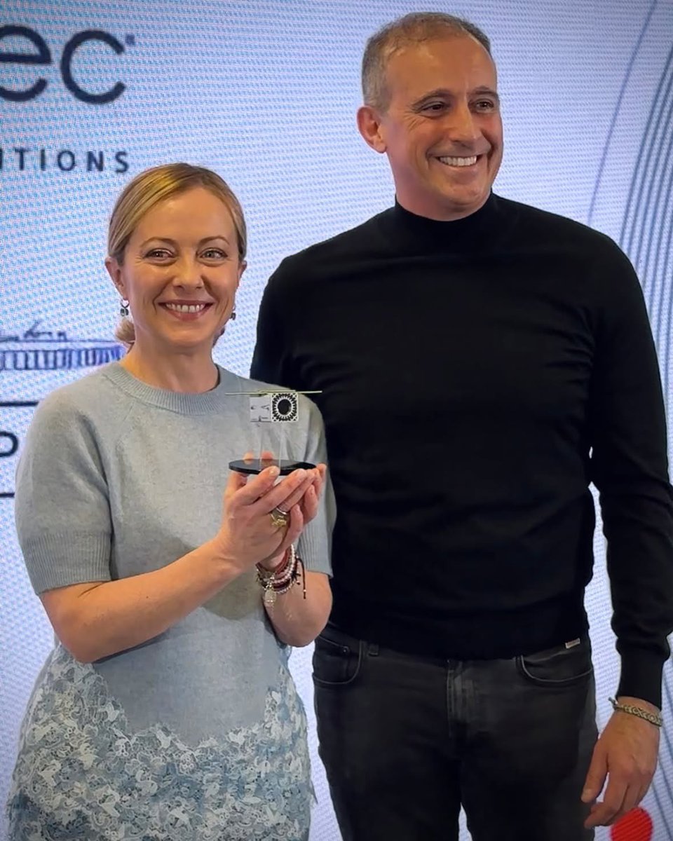 ultimora_pol's tweet photo. La premier Giorgia #Meloni ha visitato questa mattina lo Space Park di #Argotec, una delle più avanzate fabbriche di satelliti di piccole dimensioni in Europa: “Pensare in grande, lo ritrovo qua dentro e per me è importante perché anch'io penso in grande non per me stessa, per l'Italia.”
@ultimora_pol