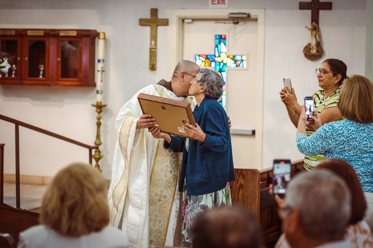 CapFriars's tweet photo. At the first Mass of a newly ordained priest there is the custom of giving the maniturgium (the cloth used to wipe chrism oil from a priest's hand) to the mother of that priest - as a gift for giving her son back to Christ.

#capfriars #capuchins https://t.co/qllAQbIy8e