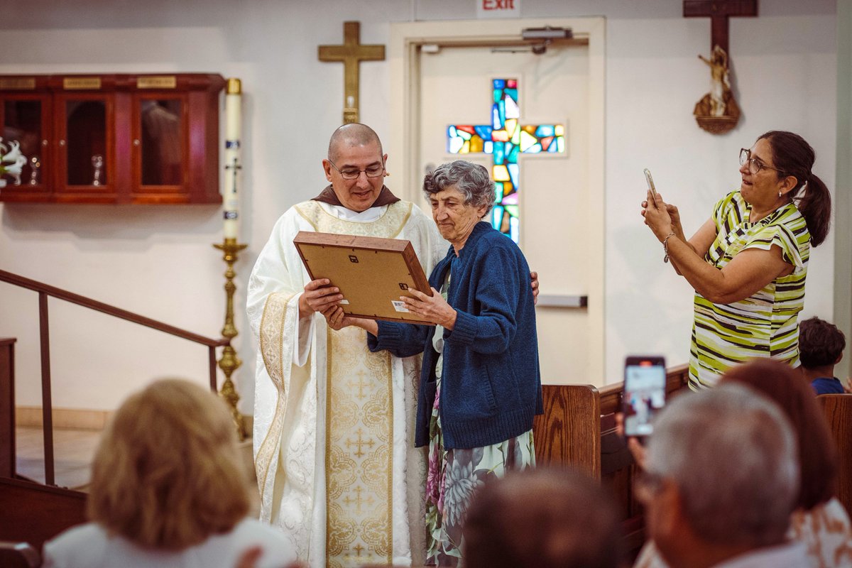 CapFriars's tweet photo. At the first Mass of a newly ordained priest there is the custom of giving the maniturgium (the cloth used to wipe chrism oil from a priest's hand) to the mother of that priest - as a gift for giving her son back to Christ.

#capfriars #capuchins https://t.co/qllAQbIy8e