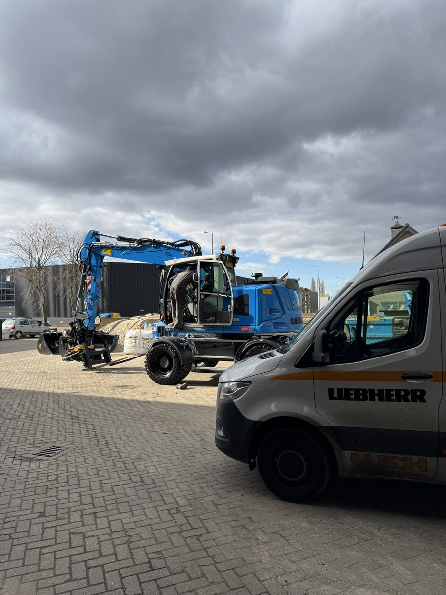 Vandaag een mooie vrijdag. Rond de middag werd er een nieuwe #Liebherr A916 geleverd door #Wynmalen&amp;hausmann Deze machine is uitgerust met S60, een #draai-kantelstruk van #ENCON inclusief #gripper en overdruk. Wij wensen Chris vele mooie, veilige en plezierige draaiuren toe💙