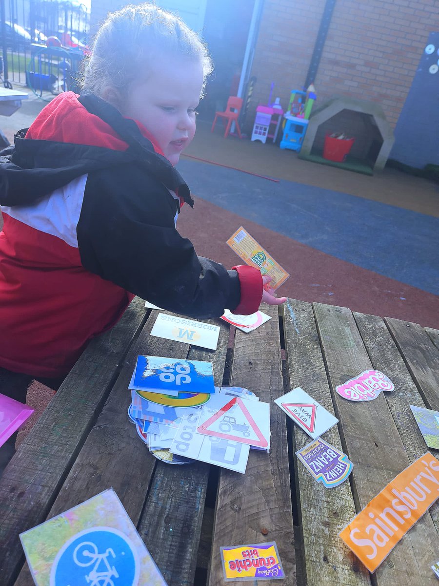 NetherburnPs's tweet image. #enviromentalprint #letterrecognition @SLCEarlyLearn @SLCLiteracy @FroebelTrust 
The children have been investigating environmental print, they have enjoyed identifying signs and logos they recognise from their own experiences.