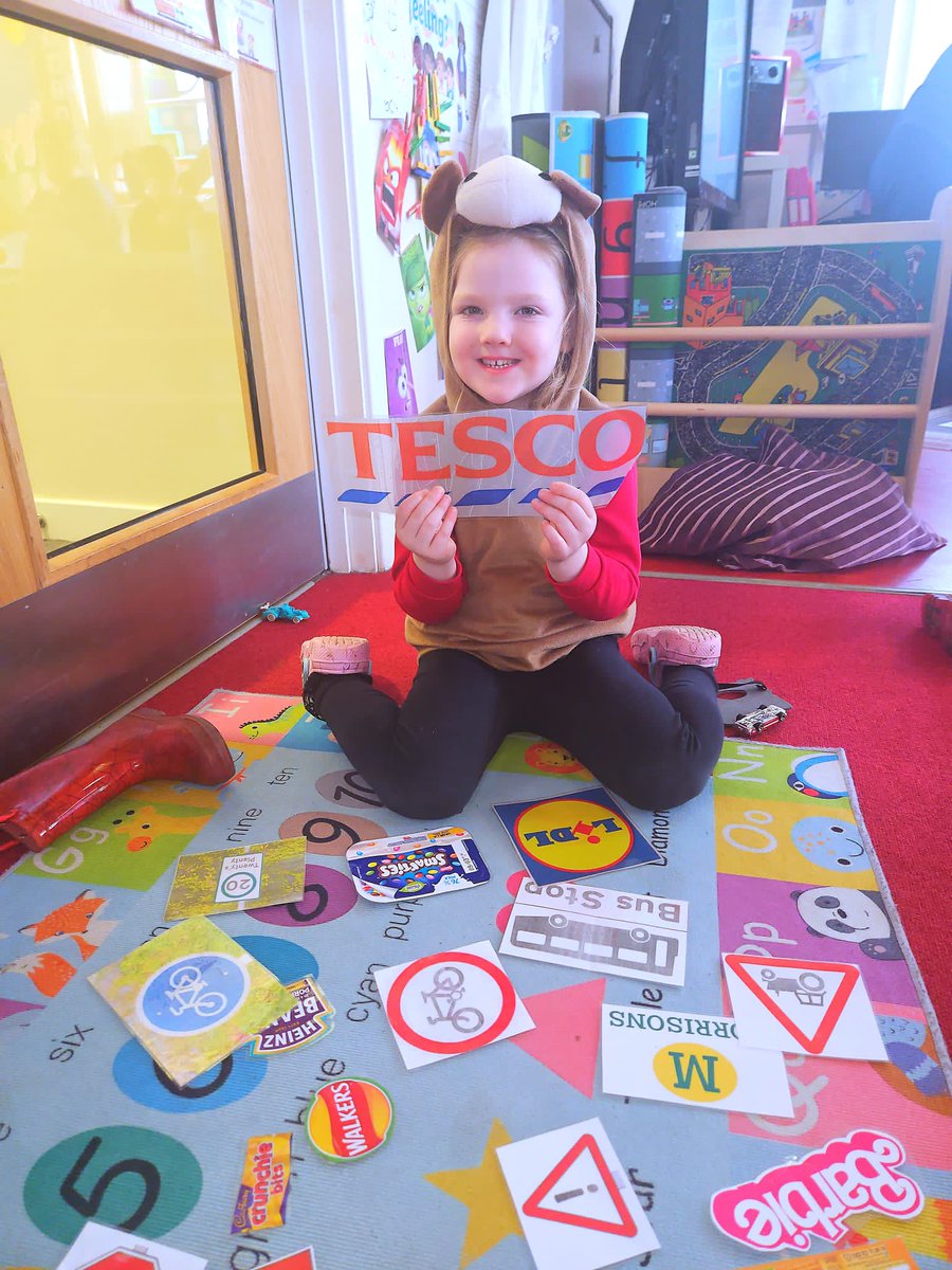 NetherburnPs's tweet image. #enviromentalprint #letterrecognition @SLCEarlyLearn @SLCLiteracy @FroebelTrust 
The children have been investigating environmental print, they have enjoyed identifying signs and logos they recognise from their own experiences.