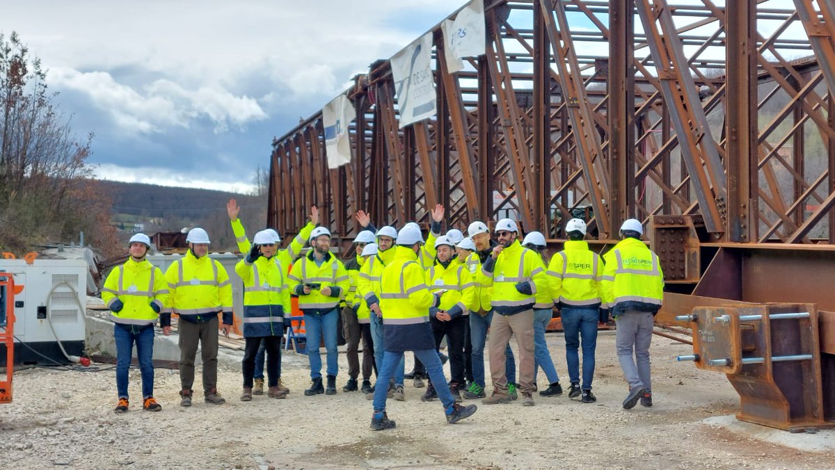CastaldoSpa's tweet photo. S.S. 652 “Fondovalle Sangro”.
Visita in cantiere dello studio SPERI.
I nostri tecnici hanno illustrato la tecnica di spinta di questo importante Viadotto.
Interesse ha suscitato il sistema innovativo di spinta.
#castaldospa #site #greatteam #civilengineering  #fns https://t.co/Voct9vr340