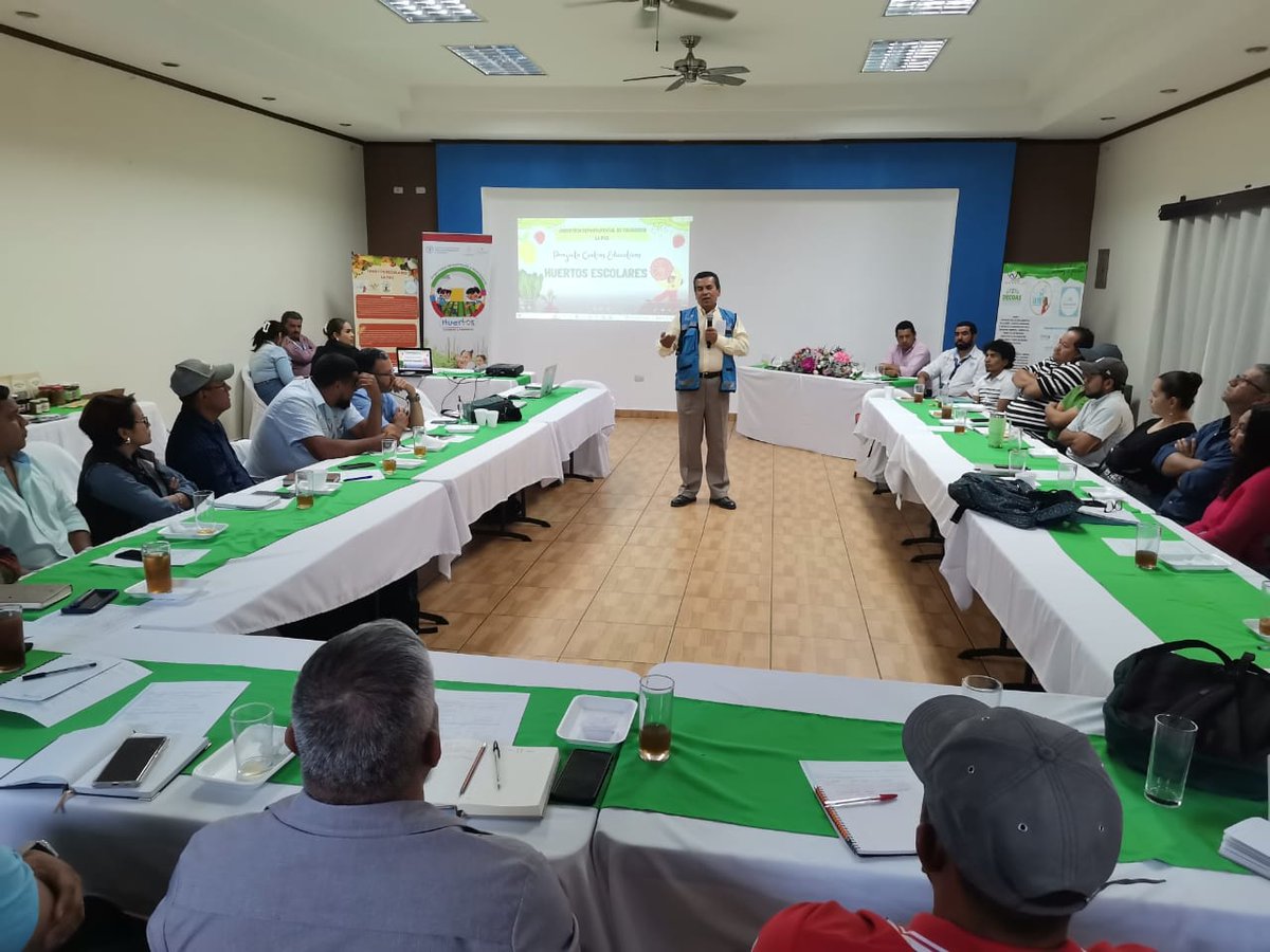 FAOHonduras's tweet photo. 📍La Paz,
En colaboración con @Seduc_HN, @pronaders_hn #RedITC y #FAOHN, se lleva a cabo capacitación para técnicos extensionistas y docentes. ¡Trabajando #Plan de asistencia para la sostenibilidad de los #HuertosEscolaresPedagógicos! 🌱📚 #EducaciónSostenible https://t.co/1oU2M3pb56