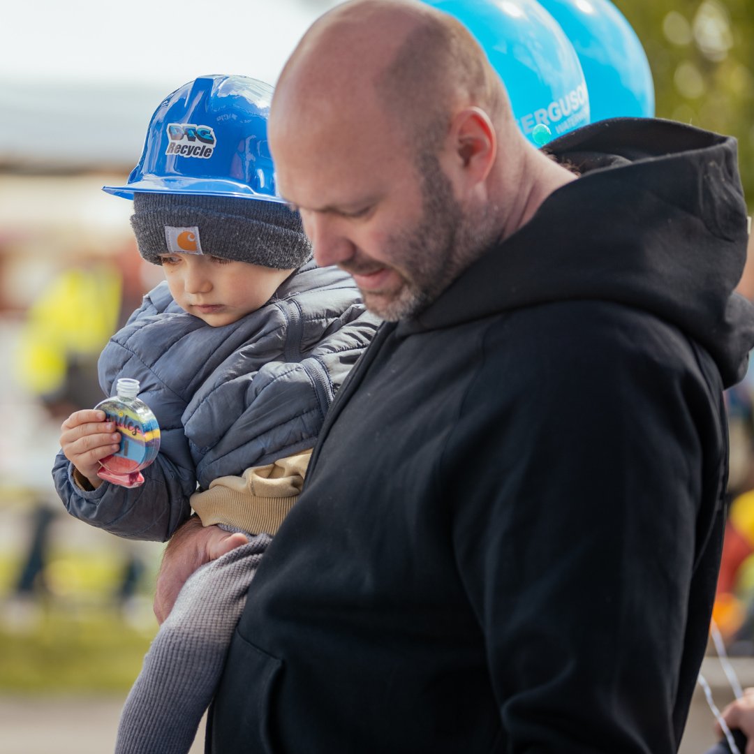 SEA_dozerday's tweet photo. DTG Recycle brought the fun and sustainability to Seattle Dozer Day! 🎉 From giving away awesome goodies to showing kids the ins and outs of their powerful machines, their booth was a must-visit! 👷‍♂️🚛 https://t.co/LX0hqSxFGS