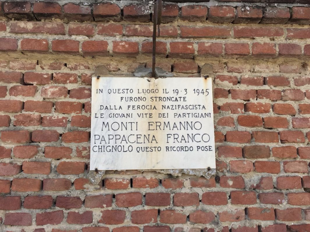 ANPIRomaPosti's tweet photo. Dopo uno scontro con i fascisti delle #BN presso #CasninaMontalbano (#PV), onde evitare rappresaglie sulle loro famiglie, #GiuseppeAlbanesi e #ErmannoMonti, #patrioti della 167° SAP, il #19marzo 1945 si arresero.Condotti presso il cimitero di #ChignoloPo vennero fucilati. https://t.co/NUcTvQqC1Q