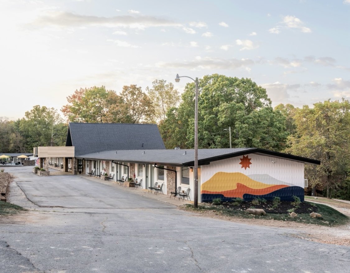Four friends transformed a lodge in Rogers, AR into the ultimate outdoor getaway! With Jenny &amp; Dave Marrs from Fixer to Fabulous, the Arka Motel is now a must-visit spot.

Our Picket System for the pool &amp; Glass System on the upper deck ensures safety.  

📸: Mike Davello