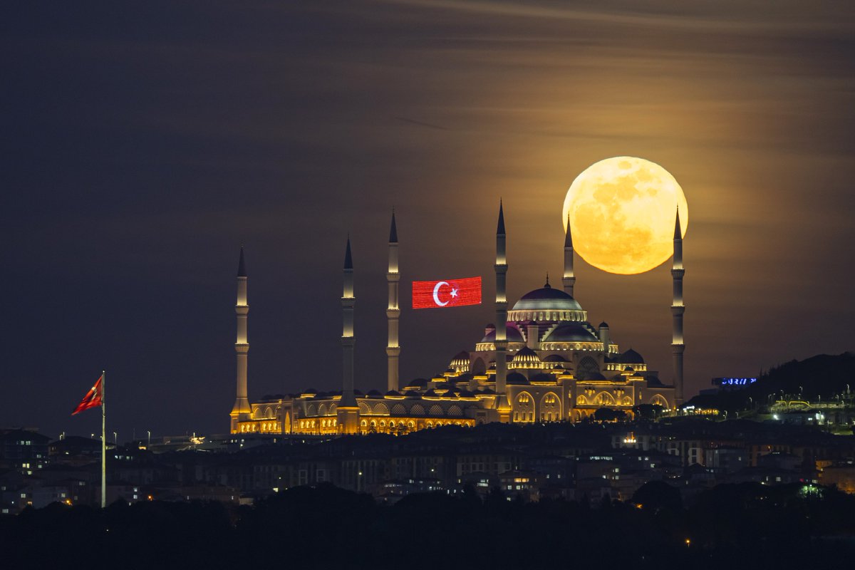 onedio's tweet photo. İstanbul’da dolunay, Büyük Çamlıca Cami ile buluştu 🌕 https://t.co/GdmzivKMjL