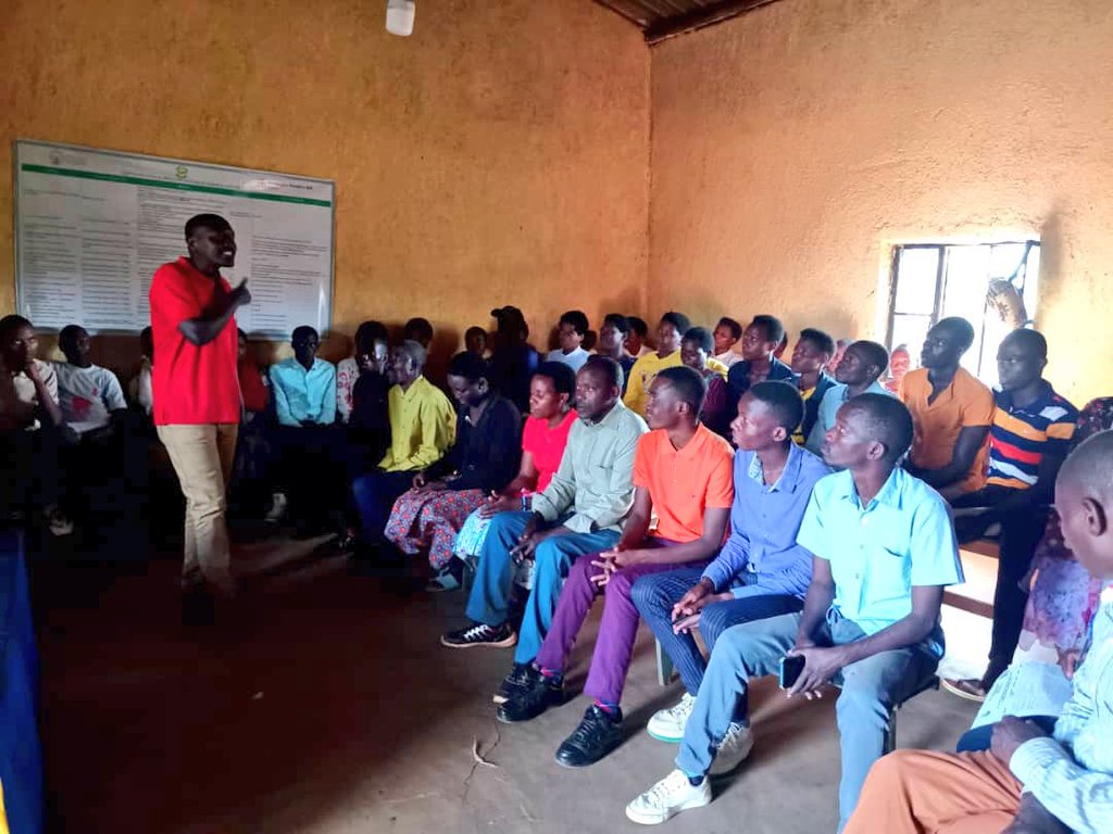 GicumbiN's tweet photo. Urubyiruko rwa @GicumbiDistrict #Gitisector rwahawe amahugurwa banasura IRERERO rikorera m'umudugu wa Bisika
Bafatanya nabarezi guha abana amafunguro. https://t.co/owVmNZVzHM