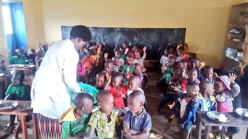 GicumbiN's tweet photo. Urubyiruko rwa @GicumbiDistrict #Gitisector rwahawe amahugurwa banasura IRERERO rikorera m'umudugu wa Bisika
Bafatanya nabarezi guha abana amafunguro. https://t.co/owVmNZVzHM
