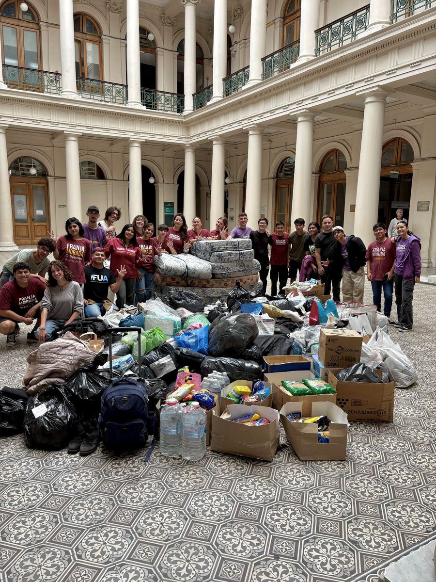 Esto también es la Universidad Pública… territorio de compromiso social y colectivo donde se tienden puentes y donde la solidaridad siempre se organiza. Defenderla también es defender este rol irremplazable 🇦🇷 

#FuerzaBahía