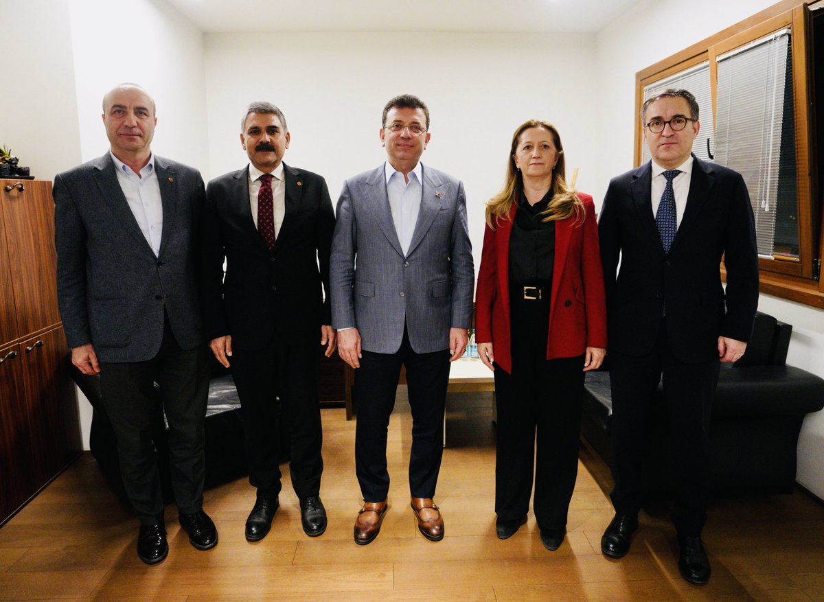 DiSK_Genel_is's tweet photo. DİSK Genel Başkanı Arzu Çerkezoğlu ve Genel Başkanımız Remzi Çalışkan, İstanbul Büyükşehir Belediye Başkanı Ekrem İmamoğlu’nu ziyaret etti.

Ziyarette, Araştırma Daire Başkanımız Adil Çiftçi ve İstanbul Büyükşehir Belediye Başkanı’nın Danışmanı Yiğit Oğuz Duman da yer aldı.
@ekrem_imamoglu @istanbulbld