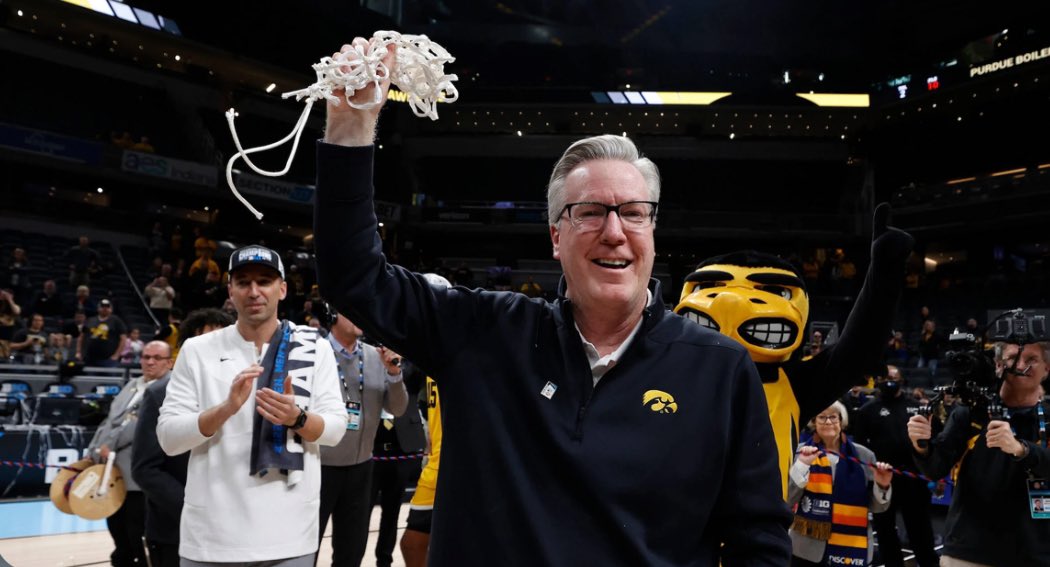 tcraighoops's tweet image. Left this program in a far better spot than he found it. 

Thank you for everything, Coach!