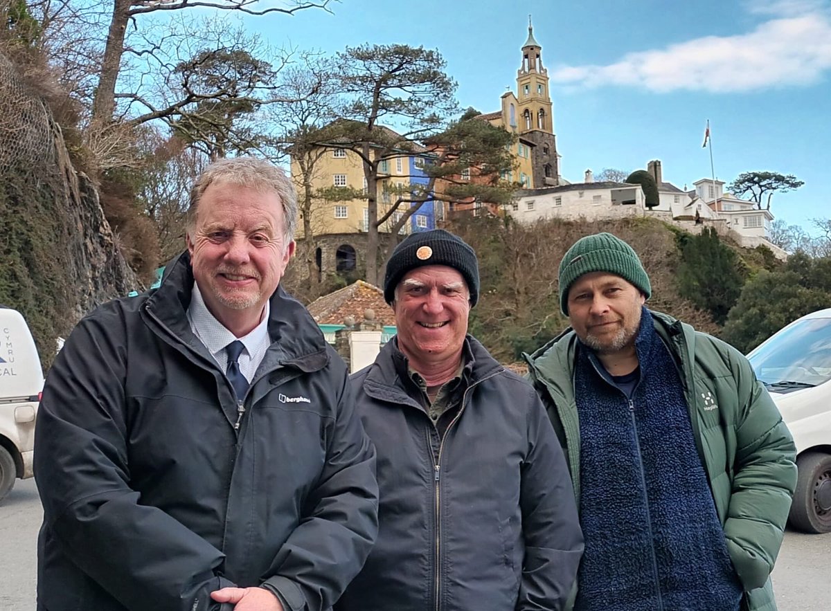 Pnawn arall da ym Mhortmeirion hefo ⁦<a href="/MeurigReesJones/">Meurig Rees Jones</a>⁩ a Dilwyn ⁦<a href="/NeuaddOgwen/">Neuadd Ogwen</a>⁩ yn edrych ar drefnu gigs a digwyddiadau