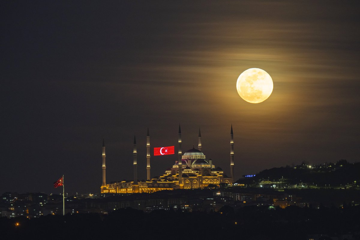 ZamHaberAjans's tweet photo. İstanbul’da dolunay, Büyük Çamlıca Cami ile buluştu 🌕 https://t.co/R5OhIMwCBc