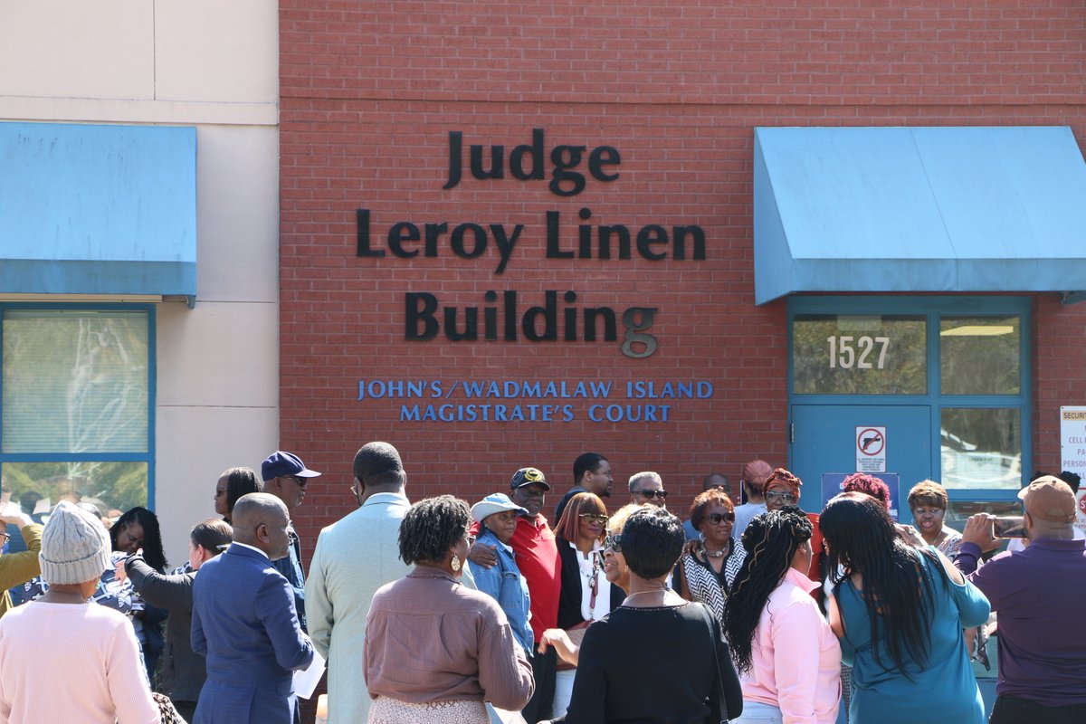 ChasCountyGov's tweet photo. Introducing: The Judge Leroy Linen Building🙌

This morning, Charleston County and community leaders gathered to dedicate the Wadmalaw/Johns Island Magistrate’s Court to former Magistrate Judge Leroy Linen, the longest serving magistrate judge in the state. https://t.co/Hsf2zzb9Jl