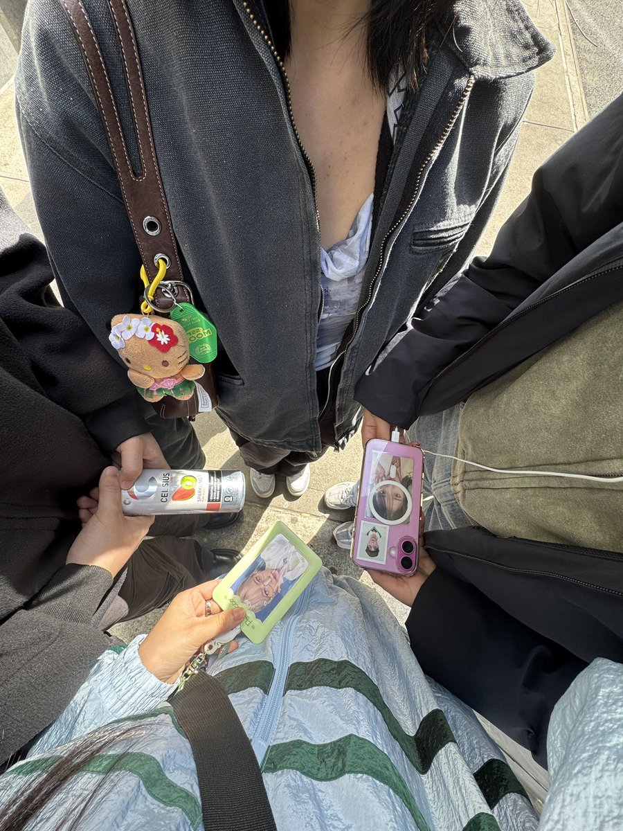 myouikii's tweet photo. pop-up was so cute and i pulled kkura 🥰 #LE_SSERAFIM_POPUP #hello82 #hello82NYC #82giveaway @hello82official @hello82NYC https://t.co/TlDkTSBWDo
