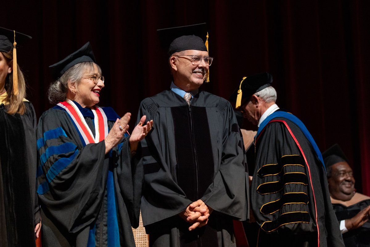 🎓 Hoy se llevó a cabo la Ceremonia de Distinciones Académicas, reconociendo la trayectoria y legado de destacados miembros de nuestra comunidad académica.

👏 Felicitamos a los distinguidos por su invaluable contribución a sus respectivas disciplinas y al país.

#uprrp #laiupi