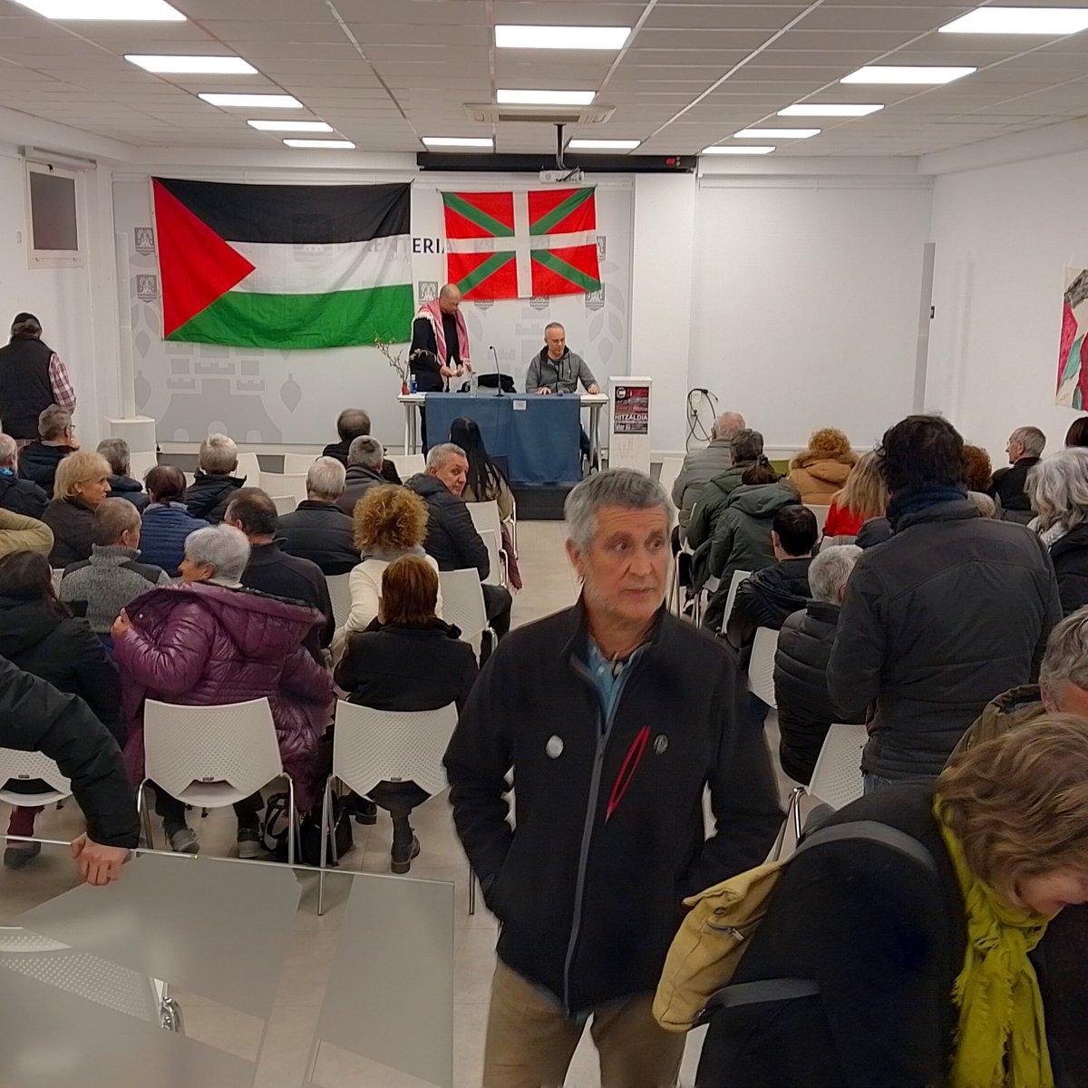 Hasten da hitzaldia, mila esker gerturatu zareten guztioi 
Palestina aurrera!