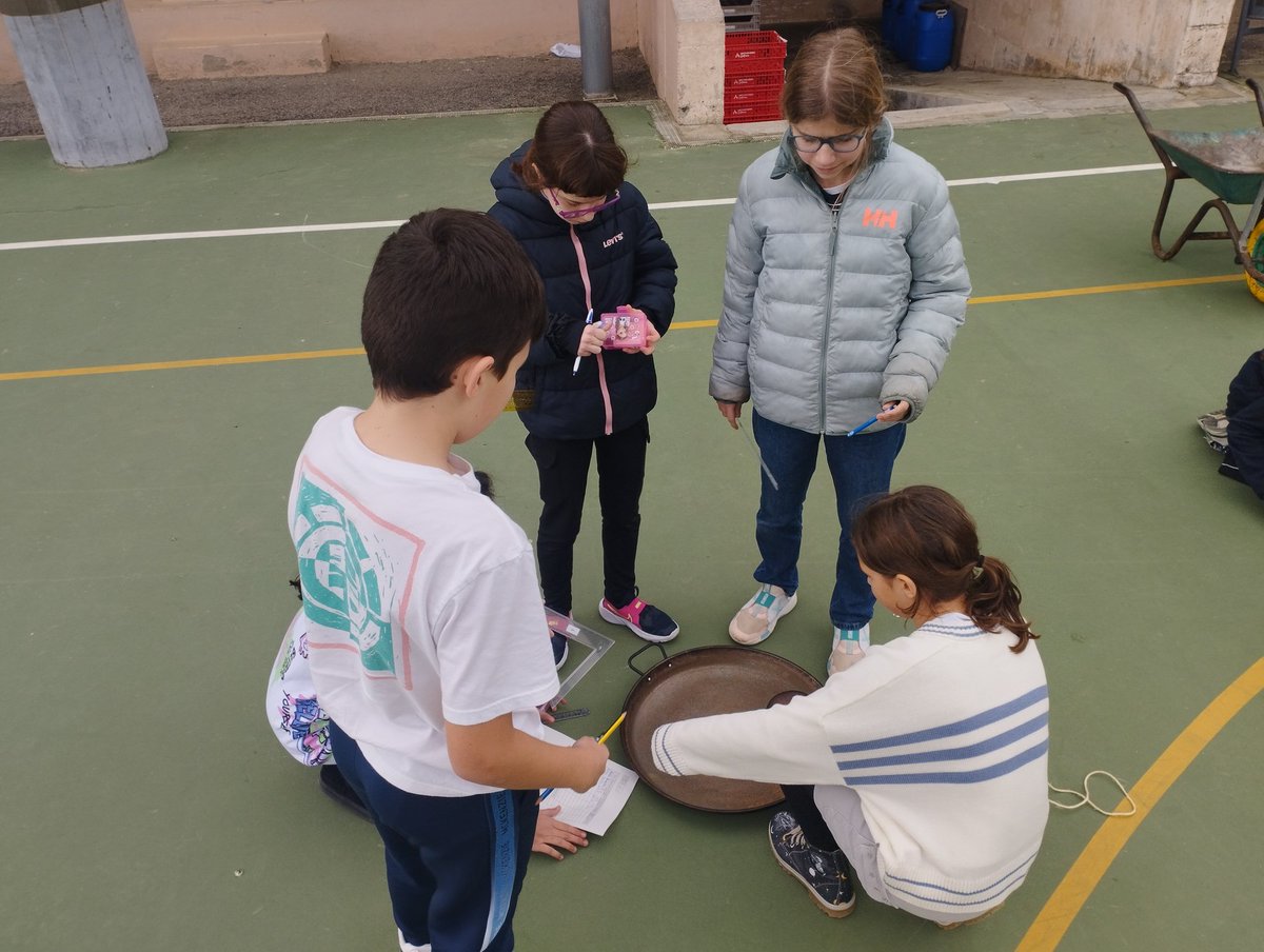 14/03: #DiadePi. A #1ESO hem anat a la pista a mesurar longituds L i diàmetres d de circumferències. Hem utilitzat unitats de mesura i eines de tot tipus: regles,cordill,persones… Hem calculat quina és la relació entre L i d i... endevineu quant ens donarà? #mates #curs2425