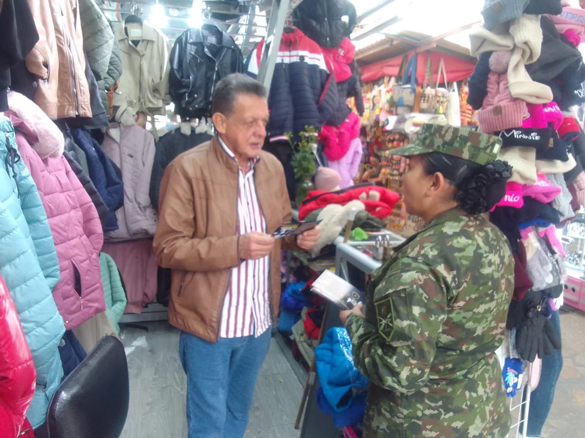 Ejercito_Div5's tweet photo. La sección de acción integral del Batallón de Infantería N.° 37 Guardia Presidencial de la #Brigada13 realizó una jornada de promoción de la campaña #YoNoPagoYoDenuncio invitando a los comerciantes del centro de #Bogotá a denunciar cualquier caso de extorsión o secuestro  a la línea gratuita nacional 147 de los @GaulaMilitares
