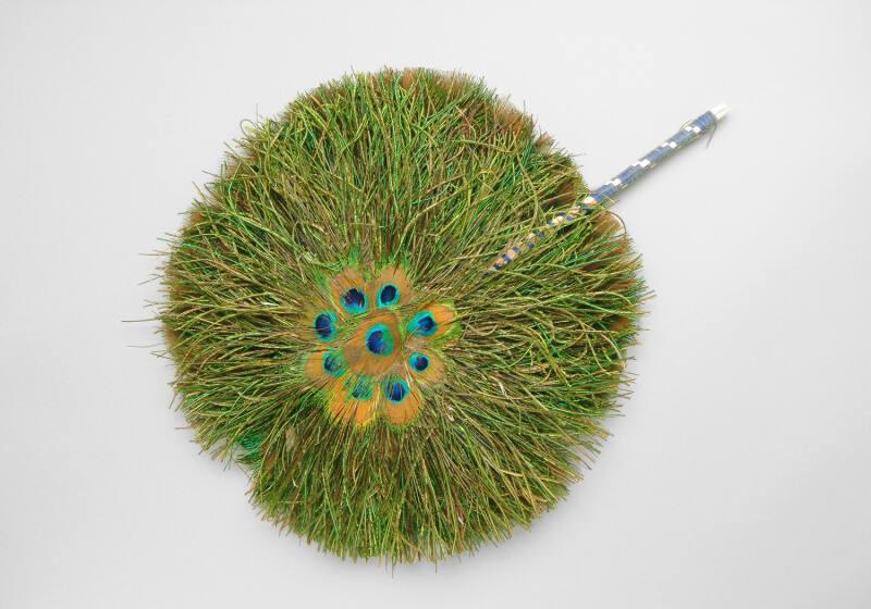 Jackieveky's tweet photo. A beautiful peacock feather fan, well-rounded with beauty and distinction from the Aberdeen Museum Archives 🦚
#emuseum #featherfan #peacockfeathers #coolingoff #fashionanddress #fashionaccessories #staycool #aestheticappeal #plumage https://t.co/Ga2sgvXfRO