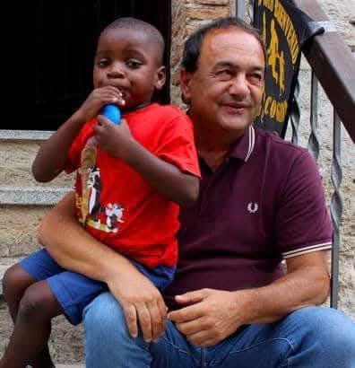 soumi_ds's tweet photo. Non si accontentano di averlo infangato e offeso per anni su accuse poi quasi interamente smentite dai giudici in via definitiva.

Ora il governo si aggrappa a quell’unica condanna rimasta di un intero castello di accuse infondate per fare fuori definitivamente Mimmo Lucano dalla sua Riace, dove pochi mesi fa è stato eletto democraticamente per la terza volta.

Il Ministero dell’Interno ha ufficialmente avviato la procedura per la decadenza di Lucano da sindaco perché - secondo il Viminale - violerebbe la legge Severino.

Fa specie - ma neanche tanto - che un governo che dichiara guerra ai giudici e partorisce leggi in nome di un peloso garantismo si accanisca su un politico che non ha mai intascato un euro pubblico e una persona perbene che ha agito sempre e solo in nome di un ideale umanitario e in favore della sua comunità.

Per questo stanno usando tutti i mezzi per punirlo, delegittimarlo, defenestrarlo.

Io stavo con Mimmo Lucano ieri e lo sono ancora di più oggi. 

Potete colpire lui, ma non riuscirete mai a distruggere quello che quest’uomo ha creato a Riace e portato in Europa.

Dario Parego