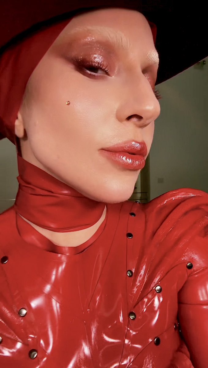 allurequinn's tweet photo. lady gaga in red. https://t.co/vZqJZIe8NE